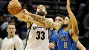 Marc Gasol pelea con Deron Williams.