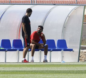 Diego Costa se 'picó' con Morata en la subida de la nueva cuesta del Profe Ortega. El de Lagarto tuvo que retirarse del entrenamiento tras subirla dos veces (por la parte con menos pendiente pero más larga). Las dos veces le ganó, pero el esfuerzo le pasó factura y Costa sufrió un leve malestar por el esfuerzo. 