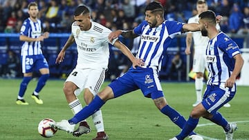 Maripan intenta arrebatar un balón a Ceballos en el pasado Alavés-Real Madrid.