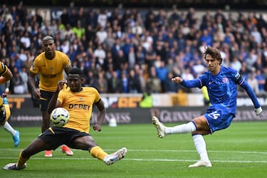 Gran jugada de Pedro Neto que le cede el esférico al portugués quien define ante la barrida de Mosquera.