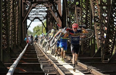 Son sólo tres días, pero como su nombre indica, superarla te convierte en un auténtico conquistador. Los participantes deben superar Costa Rica de punta a punta del país, cubriendo unos 280 kilómetros. El recorrido es muy variable, algo no muy habitual en otras carreras, para sorprender y mantener en tensión a los bikers en cada edición. El frío y la humedad que se deben hacer frente en la cima de algunos volcanes del recorrido son extremos.