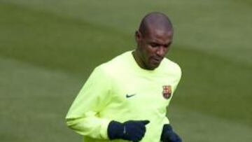 Abidal e Iniesta se ejercitan sobre el césped