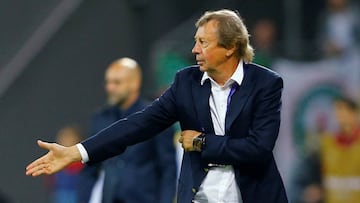 Semin, técnico del Lokomotiv, dando indicaciones durante el partido contra el Bayer Leverkusen.