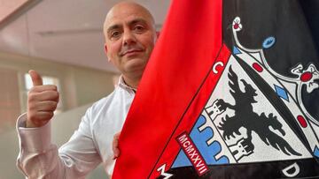 Chema Aragón posa con el escudo del Mirandés en el día de su renovación.