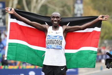 El keniata Geoffrey Kamworor ganador de la carrera de Profesionales masculinos. 