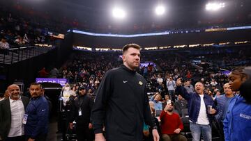 Luka Doncic entra en el Intuit Dome para disfrutar de su nuevo equipo, Los Angeles Lakers.