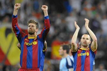 Piqué and Iniesta, playing for Barcelona.