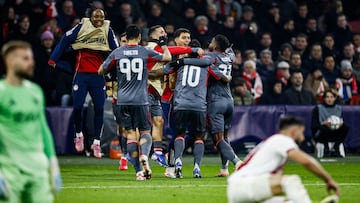 Amsterdam (Netherlands), 28/01/2026.- Olympiacos players celebrate Gelson Martins's goal during the UEFA Champions League of AFC Ajax Amsterdam against Olympiacos Piraeus, in Amsterdam, Netherlands, 28 January 2026. (Liga de Campeones, Países Bajos; Holanda, Pireo) EFE/EPA/Koen van Weel
