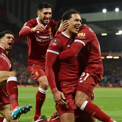 Liverpool y Manchester United avanzan sufriendo en la FA Cup