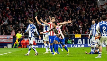 Paradón de Remiro ante el tiro raso de Hancko. El centro posterior de Ruggeri lo cabecea a la perfección el argentino, que se impuso ante todos.