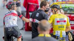 El ciclista italiano del UAE Emirates Davide Formolo choca el pu&ntilde;o con Tadej Pogacar tras la decimocuarta etapa del Tour de Francia 2021.