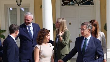 La presidenta de la Comunidad de Madrid, Isabel D赤az Ayuso y el presidente del PP, Alberto N迆?ez Feij車o, llegan a una reuni車n con los presidentes auton車micos del Partido Popular, en el Palacio de los Duques de Pastrana, a 6 de septiembre de 2024, en Madrid (Espa?a). Durante el encuentro, al que acuden los once presidentes auton車micos del PP, buscan exhibir una foto de unidad con la financiaci車n auton車mica y denuncian el intento de "divisi車n" que, a su juicio, &*pretende el Gobierno al asegurar que la financiaci車n singular de Catalu?a puede extenderse a otras comunidades**. Con este objetivo, han pactado un documento que suscriben hoy en el que se comprometen a tratar la financiaci車n solo en "foros multilaterales".
06 SEPTIEMBRE 2024;FEIJOO;PPP;CCAAA;FINANCIACION
Marta Fern芍ndez Jara / Europa Press
06/09/2024