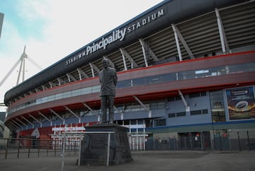 Estatua del ex presidente de la Unión de Rugby de Gales, Tasker Watkins, a las afueras del Estadio Principality en Cardiff. En este estadio se aplazó el encuentro entre la selección de Gales y de Escocia del Torneo Seis Naciones de Rugby. 
