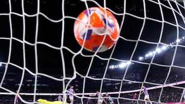 Ferm¨ªn L¨®pez, del Barcelona, marca el segundo gol de su equipo durante el partido de La Liga espa?ola entre el Valladolid y el FC Barcelona en el estadio Jos¨¦ Zorrilla.