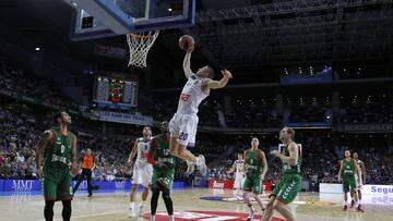 Jaycee Carroll realiza un mate en el partido del Real Madrid frente al Baskonia.