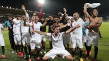 Los jugadores del Sevilla celebran el pase a la final.