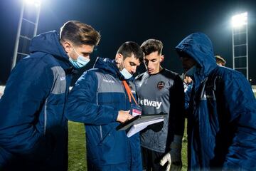 Dani Cárdenas estudiando a los lanzadores rivales junto a Nico Bosch, preparador de porteros del Levante.