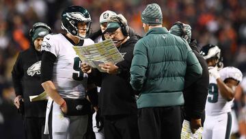 CHICAGO, ILLINOIS - JANUARY 06: Head coach Doug Pederson talks to Nick Foles #9 of the Philadelphia Eagles against the Chicago Bears in the fourth quarter of the NFC Wild Card Playoff game at Soldier Field on January 06, 2019 in Chicago, Illinois. Stacy Revere/Getty Images/AFP
== FOR NEWSPAPERS, INTERNET, TELCOS & TELEVISION USE ONLY ==