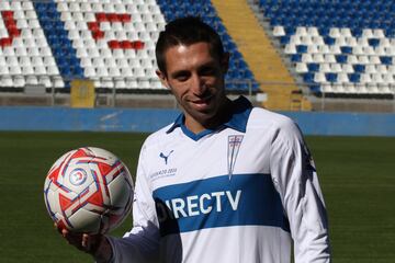 Se lo disputaron la U y la UC, pero finalmente se decantó por los cruzados. Tuvo varias oportunidades en varios ciclos con el club, pero su rendimiento nunca conformó.