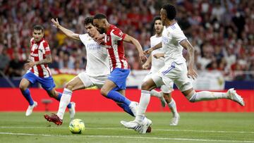 Cunha se cuela entre Militao y Vallejo, que termina haciéndole penalti ene l Atlético-Real Madrid.