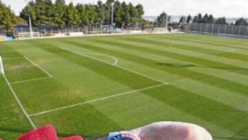 <b>MÁS DE DOS HORAS Y EL CAMPO VACÍO. </b>La sesión debía comenzar a las 10:30, pero eran las 12:39 y nadie había asomado al campo: la reunión duró más de hora y media.