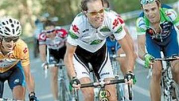 <b>A UNA CARTA. </b>Roberto Heras, Santi Pérez y Alejandro Valverde sufrieron ayer en Navacerrada. Hoy se juegan su última carta en la crono de Madrid.