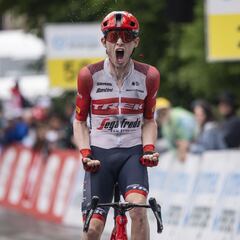 Juan Ayuso se asoma en el día redondo para Skjelmose