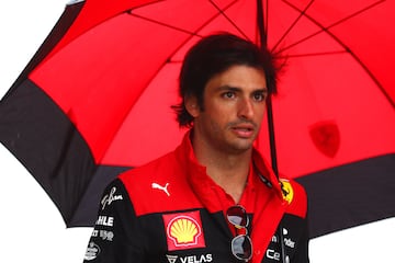 Carlos Sainz llega al circuito inglés de Silverstone para preparar los primeros libres. Dos semanas antes, el madrileño se quedó a las puertas de la victoria en Canadá. Todavía no lo sabe, pero ese triunfo que tanto se le resiste está a punto de convertirse en realidad.