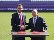 VALLADOLID, 23/03/2026.- El alcalde de Valladolid, Jesús Julio Carnero (d), y el copresidente del Real Valladolid, Gabriel Solares, firman un protocolo general de actuación para determinar el esquema básico de colaboración para la mejora y uso del Estadio José Zorrilla, este lunes. EFE/ R. García