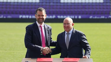 VALLADOLID, 23/03/2026.- El alcalde de Valladolid, Jesús Julio Carnero (d), y el copresidente del Real Valladolid, Gabriel Solares, firman un protocolo general de actuación para determinar el esquema básico de colaboración para la mejora y uso del Estadio José Zorrilla, este lunes. EFE/ R. García
