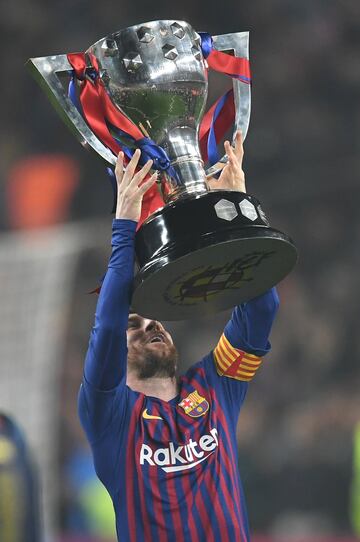 Messi displays the trophy to Camp Nou.