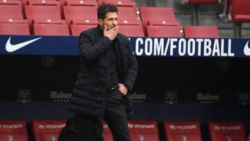 Simeone, pensativo durante un partido del Atl&eacute;tico.