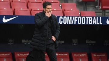 Simeone, pensativo durante un partido del Atl&eacute;tico.