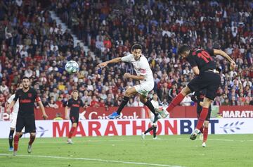 El jugador del Atlético de Madrid, Diego Costa, marca el gol anulado por fuera de juego de Correa previo al centro. 