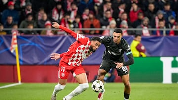 GIRONA, 10/12/2024.- El jugador del Liverpool Trent Alexander-Arnold (dcha) disputa el balón con el defensa del Girona FC Arnaut Danjuma, durante el partido de Liga de Campeones disputado entre el Girona y el Liverpool, este martes en el estadio de Montilivi. EFE/David Borrat