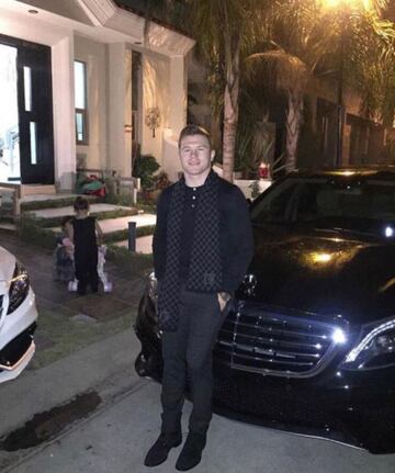 El boxeador mexicano tiene un gusto particular por los automóviles y no pierde oportunidad para presumirlos en redes sociales.
