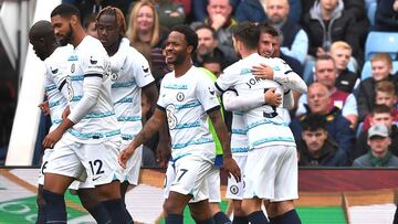 Birmingham (United Kingdom), 16/10/2022.- Chelsea's Mason Mount (R) celebrates after scoring for 2-0 goal during the English Premier League soccer match between Aston Villa and Chelsea FC in Birmingham, Britain, 16 October 2022. (Reino Unido) EFE/EPA/VINCE MIGNOTT EDITORIAL USE ONLY. No use with unauthorized audio, video, data, fixture lists, club/league logos or 'live' services. Online in-match use limited to 120 images, no video emulation. No use in betting, games or single club/league/player publications
