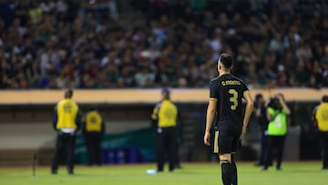 Cesar Montes of Mexico receives red card during the match Mexico National Team Mexico and Japan National team as part International Friendly match at Oakland-Alameda County Coliseum, on September 06 2025, in Oakland, California, United States.