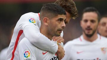 Sevilla&#039;s Argentinian midfielder Ever Banega (C) celebrates with teammates after scoring a goal during the Spanish League football match between Sevilla and Girona at the Ramon Sanchez Pizjuan stadium in Sevilla on December 16, 2018. (Photo by CRISTI