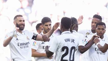 Benzema acude a agradecerle a Vinicius el pase que le permitió marcar el 2-0.