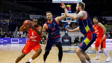 GRAF636. ANDORRA LA VELLA, 13/12/2017.- El alero estadounidense del Cedevita Zagreb Demetris Nichols (i) entra a canasta ante la oposici&oacute;n de Oliver Stevic (2i) y el polaco Przemek Karnowski (d), ambos de Morabanc Andorra, durante el partido de la octava jornada de la Eurocup que enfrenta hoy al MoraBanc Andorra y al Cedevita Zagreb en el Poliesportiu d&#039;Andorra. EFE/Fernando Galindo