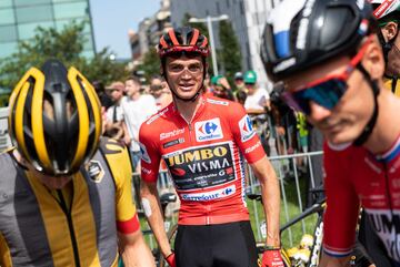 El ciclista estadounidense del equipo Jumbo-Visma, Sepp Kuss (centro), con el maillot de líder general, espera el inicio de la etapa 15 de la Vuelta ciclista a España 2023.