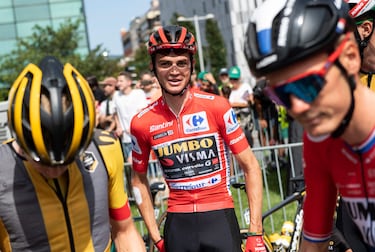 El ciclista estadounidense del equipo Jumbo-Visma, Sepp Kuss (centro), con el maillot de líder general, espera el inicio de la etapa 15 de la Vuelta ciclista a España 2023.