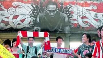 <b>COLO ROJIBLANCO EN CHINA. </b>Banderas, pósters y bufandas del Atlético. Esto es lo que se encontró el equipo cuando visitó Shanghai hace tres años. Los hinchas locales enloquecieron con el Atlético.