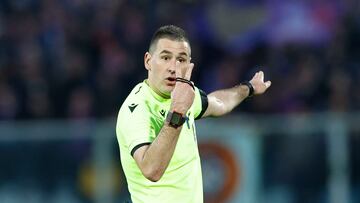 FLORENCE, ITALY - APRIL 20: Referee Rade Obrenovic gestures during the UEFA Europa Conference League quarterfinal second leg match between ACF Fiorentina and Lech Poznan at Stadio Artemio Franchi on April 20, 2023 in Florence, Italy. (Photo by Matteo Ciambelli/DeFodi Images via Getty Images)