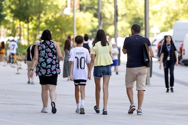 Tienda del Bernabéu con las camisetas de Mbappé.
