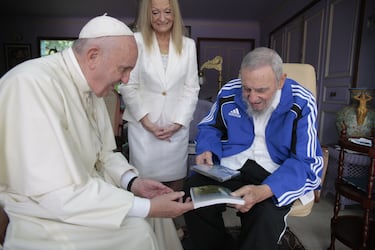 El Papa Francisco conoce al líder cubano Fidel Castro y a la mujer de éste Dalia Soto del Valle en la residencia del dirigente cubano en una reunión en La Habana en septiembre de 2015.