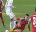 Lewandowski le da un pisotón a un rival... y se encara con él