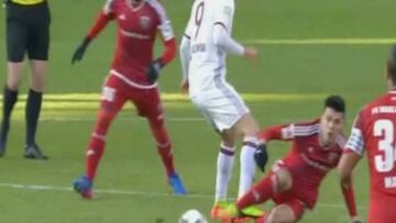 Lewandowski le da un pisotón a un rival... y se encara con él