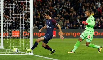 Soccer Football - Ligue 1 - Paris St Germain vs OGC Nice - Parc des Princes, Paris, France - October 27, 2017 Paris Saint-Germain’s Edinson Cavani scores their second goal.